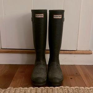 Size 6 women’s Hunter boots.   They are black with snake print.
